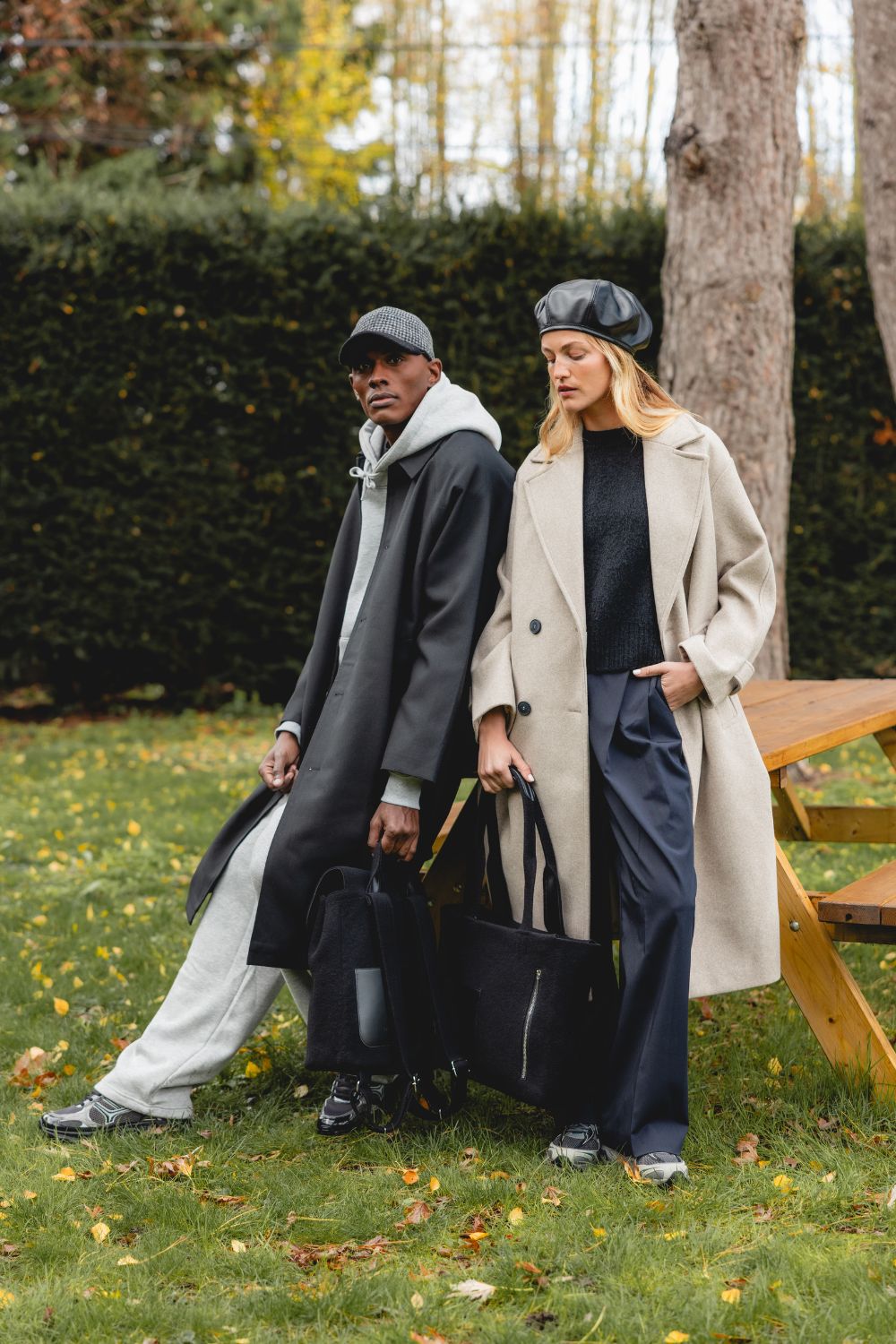 Duo portant la casquette Hossegor, le béret Zura, le sac à dos Charlie et le cabas Noa